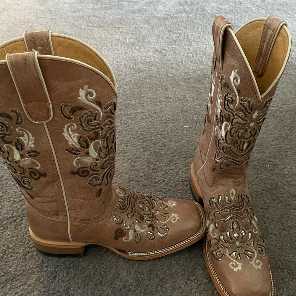 These are absolutely BEAUTIFUL boots y’all, please read description below